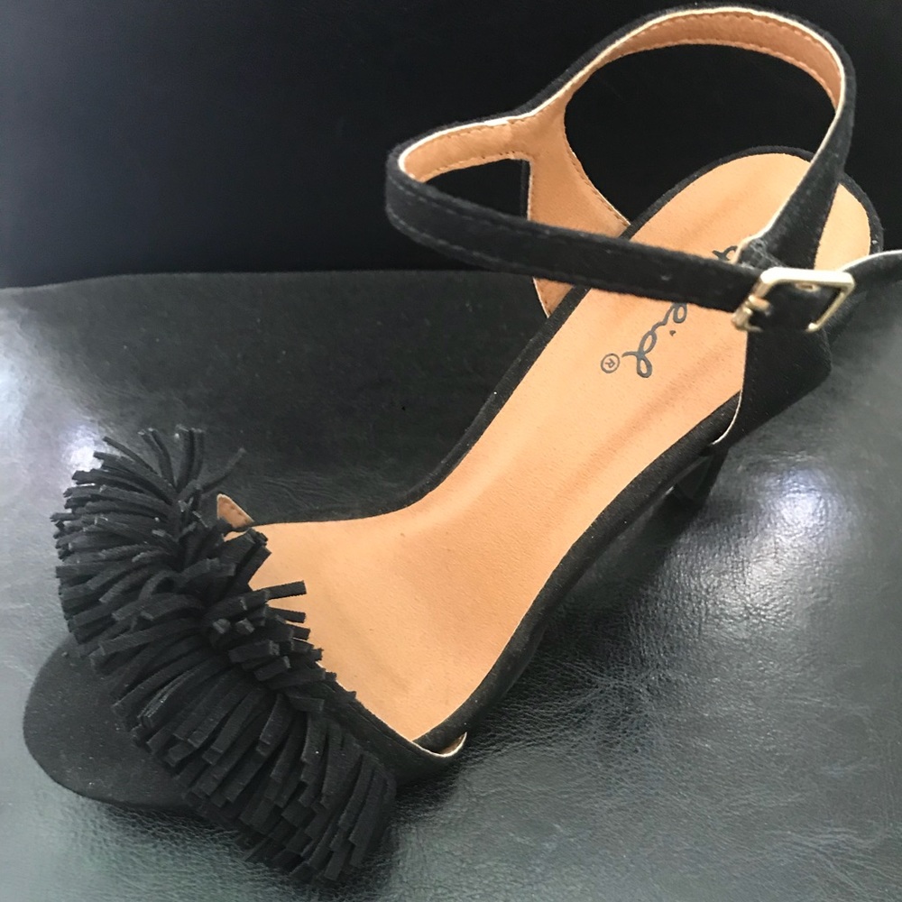 Stiletto heel with fringe toe